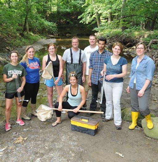 生物系学生在欧几里得溪监测水质